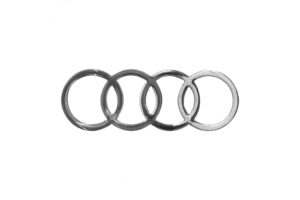 AUDI ΑΥΤΟΚΟΛΛΗΤΟ ΣΗΜΑ ΧΡΩΜΙΟ 17,6×6,2cm ΜΕ ΕΠΙΚΑΛΥΨΗ ΣΜΑΛΤΟΥ – 1 ΤΕΜ.