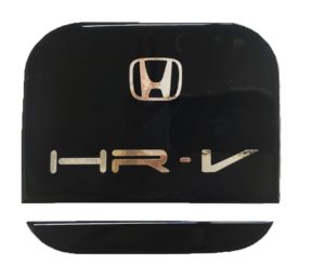 HONDA HR-V 5D 1999>2005 ΑΥΤΟΚΟΛΛΗΤΟ ΤΑΠΑΣ ΡΕΖΕΡΒΟΥΑΡ 18 Χ 16 CM ΜΑΥΡΟ/ΧΡΩΜΙΟ ΜΕ ΕΠΙΚΑΛΥΨΗ ΕΠΟΞΕΙΔΙΚΗΣ ΡΥΤΙΝΗΣ (ΥΓΡΟ ΓΥΑΛΙ) – 1 ΤΕΜ.