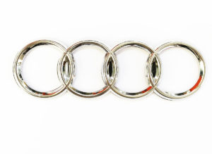 AUDI ΣΗΜΑ 3D ΧΡΩΜΙΟΥ ΑΥΤΟΚΟΛΛΗΤΟ ΠΛΑΣΤΙΚΟ 27 x 9,4 cm – 1 ΤΕΜ.