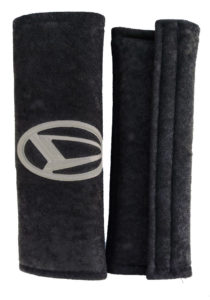 DAIHATSU ΜΑΞΙΛΑΡΑΚΙΑ ΓΙΑ ΖΩΝΗ ΑΣΦΑΛΕΙΑΣ 21 X 7,5 cm ΣΕ ΜΑΥΡΟ ΧΡΩΜΑ ΜΕ ΓΚΡΙ LOGO – 2 ΤΕΜ.