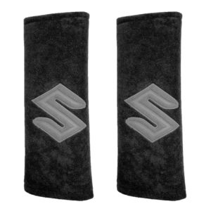 SUZUKI ΜΑΞΙΛΑΡΑΚΙΑ ΓΙΑ ΖΩΝΗ ΑΣΦΑΛΕΙΑΣ 21 X 7,5 cm ΣΕ ΜΑΥΡΟ ΧΡΩΜΑ ΜΕ ΓΚΡΙ LOGO – 2 ΤΕΜ.