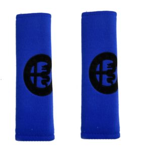 ALFA ROMEO​ ​ΜΑΞΙΛΑΡΑΚΙΑ ΓΙΑ ΖΩΝΗ ΑΣΦΑΛΕΙΑΣ 21 X 7,5 cm ΣΕ ΜΠΛΕ ΧΡΩΜΑ ΜΕ ΜΑΥΡΟ LOGO – 2 ΤΕΜ.