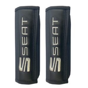 Μαξιλαράκια ζώνης SEAT 22 X 7,5 cm από PVC δερματίνη σε μαύρο χρώμα με λευκό, ραμμένο logo και αυτοκόλλητες ταινίες τύπου velcro Race Axion – 2 τεμάχια