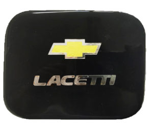 CHEVROLET LACETTI 3/4/5D 2004>2011​  ΑΥΤΟΚΟΛΛΗΤΟ ΤΑΠΑΣ ΡΕΖΕΡΒΟΥΑΡ 16,5 x 12,5 cm ΜΑΥΡΟ/ΧΡΩΜΙΟ/ΧΡΥΣΟ ΜΕ ΕΠΙΚΑΛΥΨΗ ΕΠΟΞΕΙΔΙΚΗΣ ΡΥΤΙΝΗΣ (ΥΓΡΟ ΓΥΑΛΙ) – 1 ΤΕΜ.