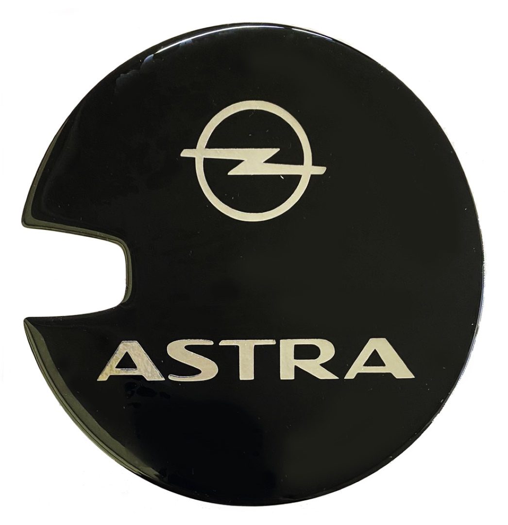OPEL ASTRA G/ASTRA H 3D/5D 1998-2009 ΑΥΤΟΚΟΛΛΗΤΟ ΤΑΠΑΣ ΡΕΖΕΡΒΟΥΑΡ 14,4 cm ΜΑΥΡΟ/ΧΡΩΜΙΟ ΜΕ ΕΠΙΚΑΛΥΨΗ ΕΠΟΞΕΙΔΙΚΗΣ ΡΥΤΙΝΗΣ (ΥΓΡΟ ΓΥΑΛΙ) – 1 ΤΕΜ.