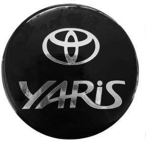 TOYOTA YARIS 3D/5D 1999-2004 ΑΥΤΟΚΟΛΛΗΤΟ ΤΑΠΑΣ ΡΕΖΕΡΒΟΥΑΡ 13,2 cm ΜΑΥΡΟ/ΧΡΩΜΙΟ ΜΕ ΕΠΙΚΑΛΥΨΗ ΕΠΟΞΕΙΔΙΚΗΣ ΡΥΤΙΝΗΣ (ΥΓΡΟ ΓΥΑΛΙ) – 1 ΤΕΜ.