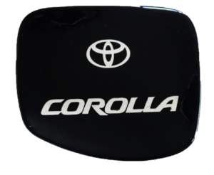 TOYOTA COROLLA 4/5D 2007>2012  ΑΥΤΟΚΟΛΛΗΤΟ ΤΑΠΑΣ ΡΕΖΕΡΒΟΥΑΡ  ΜΑΥΡΟ/ΧΡΩΜΙΟ ΜΕ ΕΠΙΚΑΛΥΨΗ ΕΠΟΞΕΙΔΙΚΗΣ ΡΥΤΙΝΗΣ (ΥΓΡΟ ΓΥΑΛΙ) – 1 ΤΕΜ.