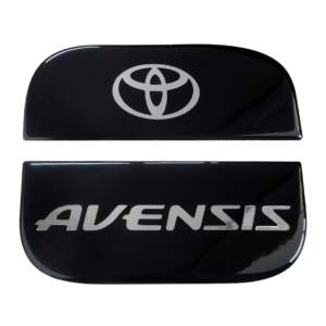 TOYOTA AVENSIS 4D/5D 2004-2008 ΑΥΤΟΚΟΛΛΗΤΟ ΤΑΠΑΣ ΡΕΖΕΡΒΟΥΑΡ 18 Χ 6,4 cm ΚΑΙ 18 Χ 7,5 cm (2 ΜΕΡΗ) ΜΑΥΡΟ/ΧΡΩΜΙΟ ΜΕ ΕΠΙΚΑΛΥΨΗ ΕΠΟΞΕΙΔΙΚΗΣ ΡΥΤΙΝΗΣ (ΥΓΡΟ ΓΥΑΛΙ) – 1 ΤΕΜ.