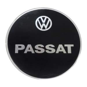 VW PASSAT 4D/5D 1997-2005 ΑΥΤΟΚΟΛΛΗΤΟ ΤΑΠΑΣ ΡΕΖΕΡΒΟΥΑΡ 14,2 cm ΜΑΥΡΟ/ΧΡΩΜΙΟ ΜΕ ΕΠΙΚΑΛΥΨΗ ΕΠΟΞΕΙΔΙΚΗΣ ΡΥΤΙΝΗΣ (ΥΓΡΟ ΓΥΑΛΙ) – 1 ΤΕΜ.
